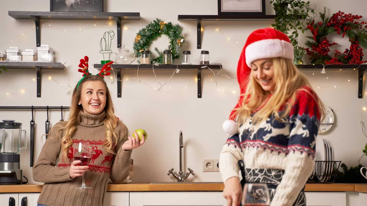 15-easy-ways-to-decorate-kitchen-cabinets-for-christmas-on-top-too