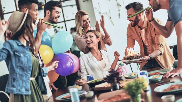 21 Brilliant Birthday Table Decoration Ideas for Adults