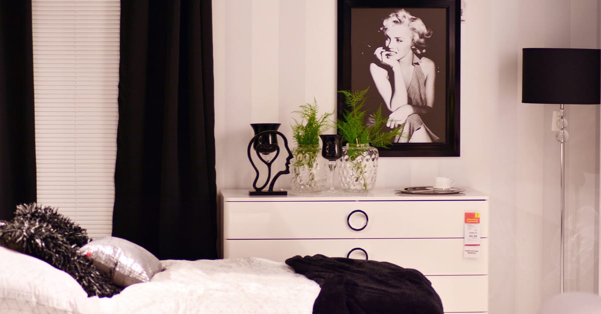 21 Romantic Dark Bedroom Ideas