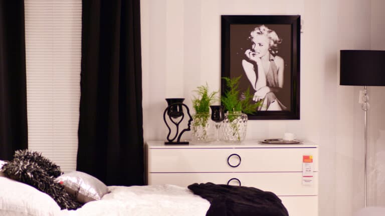 21 Romantic Dark Bedroom Ideas